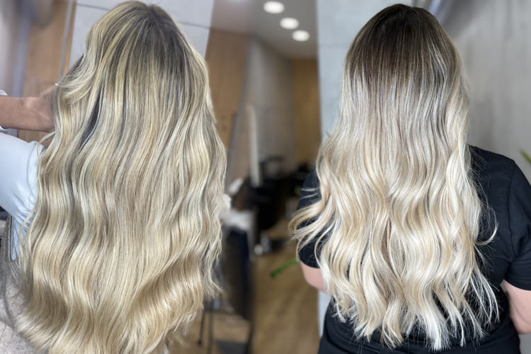 Mujer con melena rubia y ondas definidas con volumen tras una difusión capilar